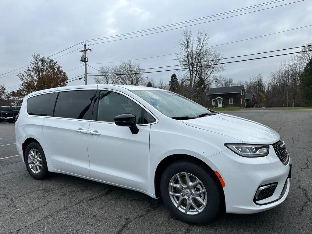 2026 Chrysler Pacifica Select's photo
