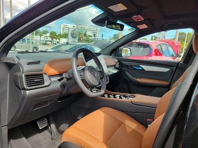 2025 VinFast VF 8 Plus - Photo 13