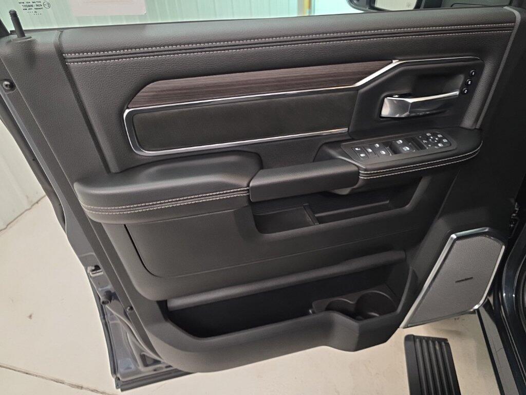 2026 RAM 3500 Laramie - Photo 14