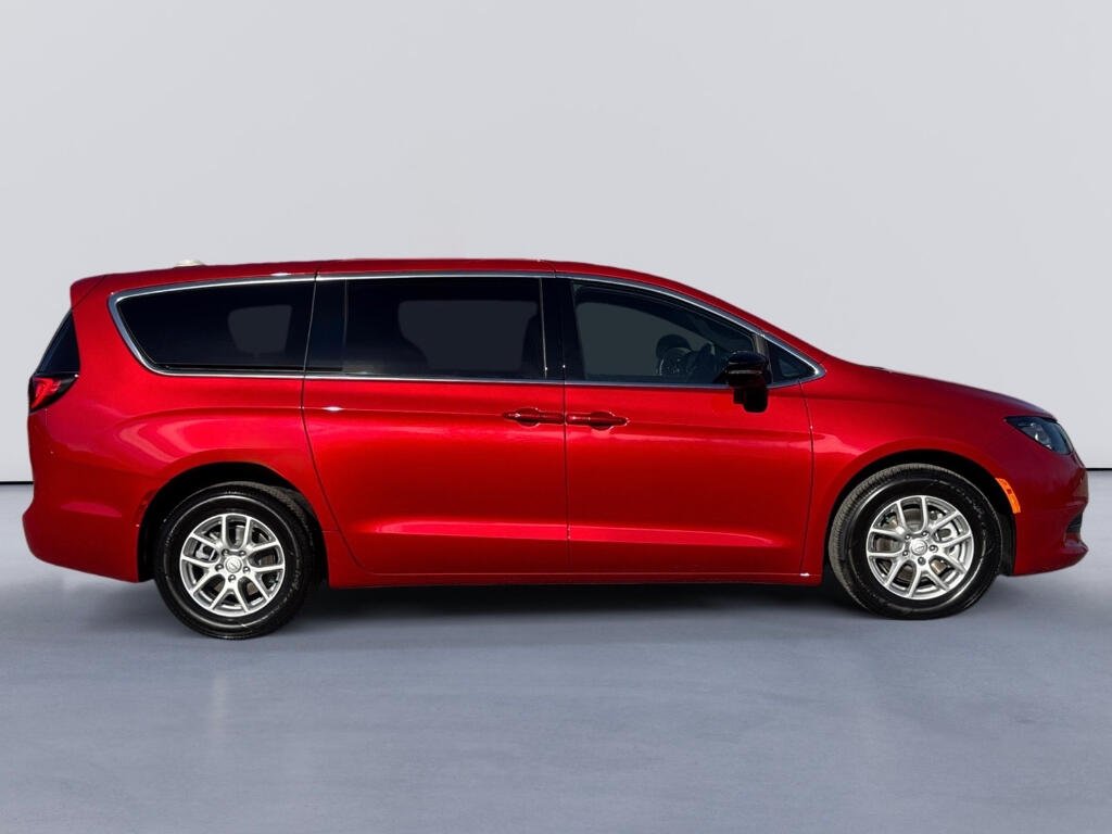 2026 Chrysler Voyager LX - Photo 6