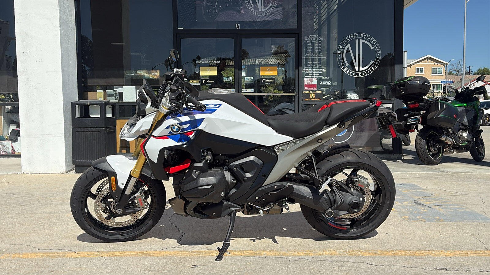 2026 BMW R1300R