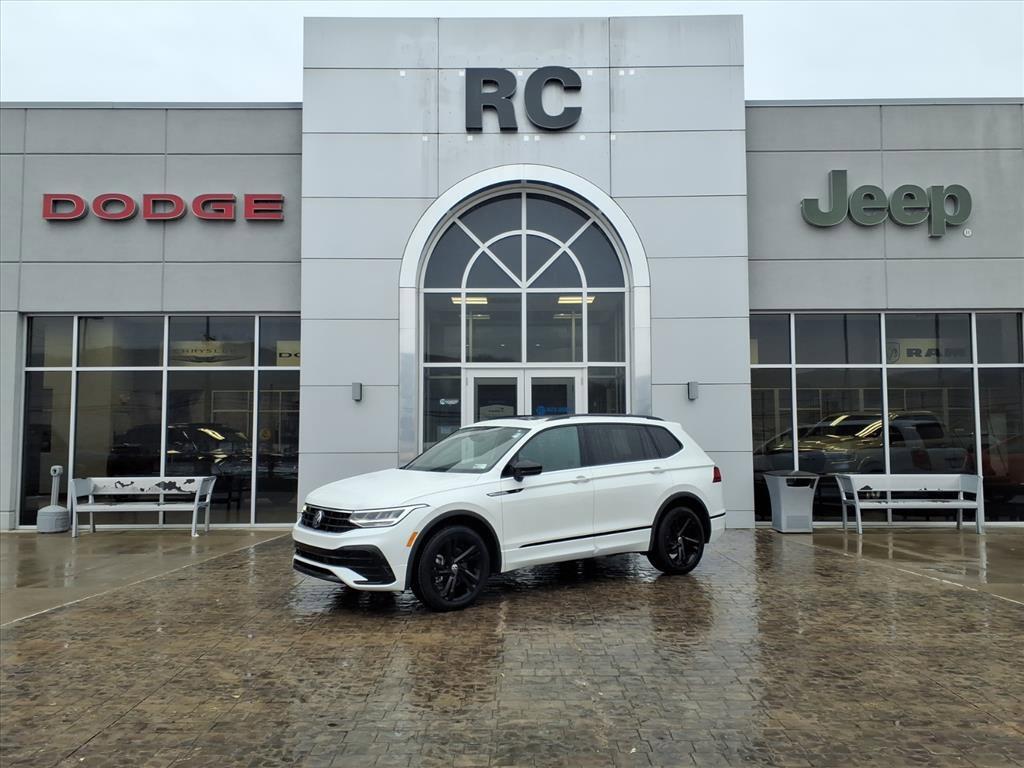 2023 Volkswagen Tiguan SE R-LINE BLACK's photo