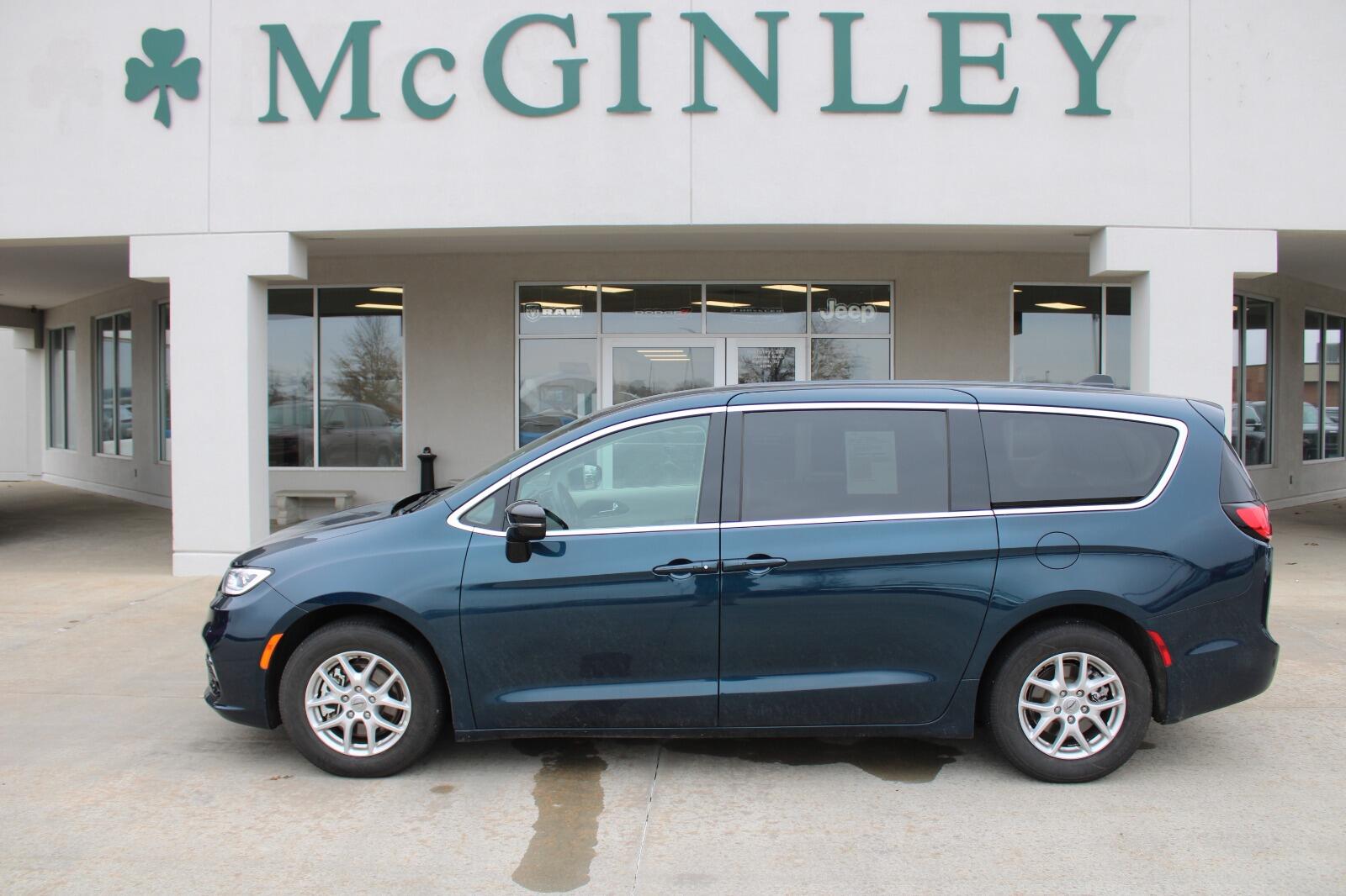 2024 Chrysler Pacifica Touring L's photo