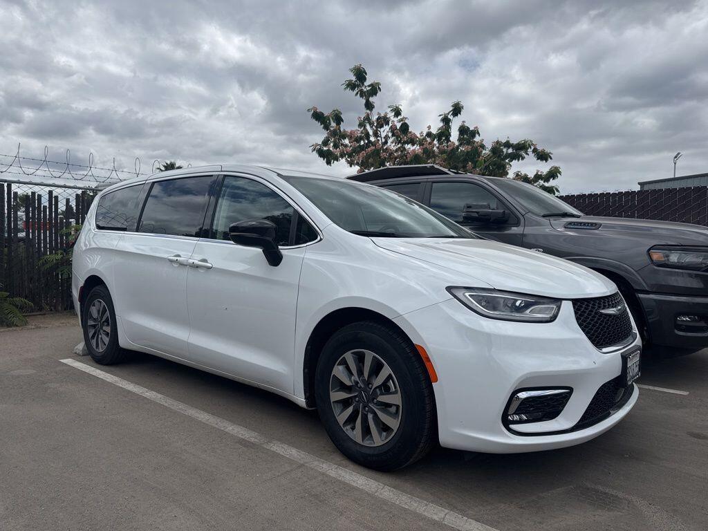 2024 Chrysler Pacifica Hybrid Select PHEV's photo