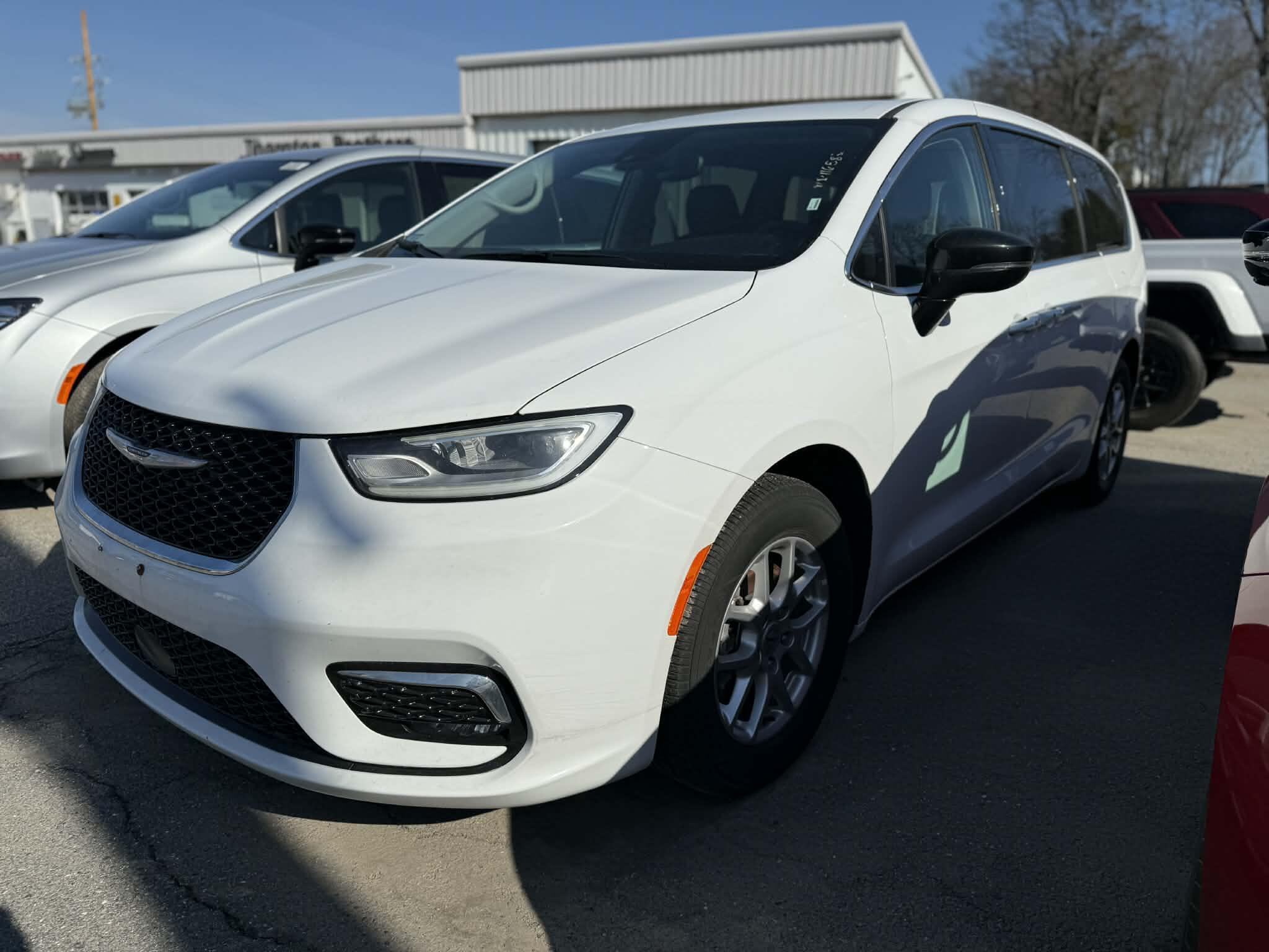 2024 Chrysler Pacifica Touring L's photo