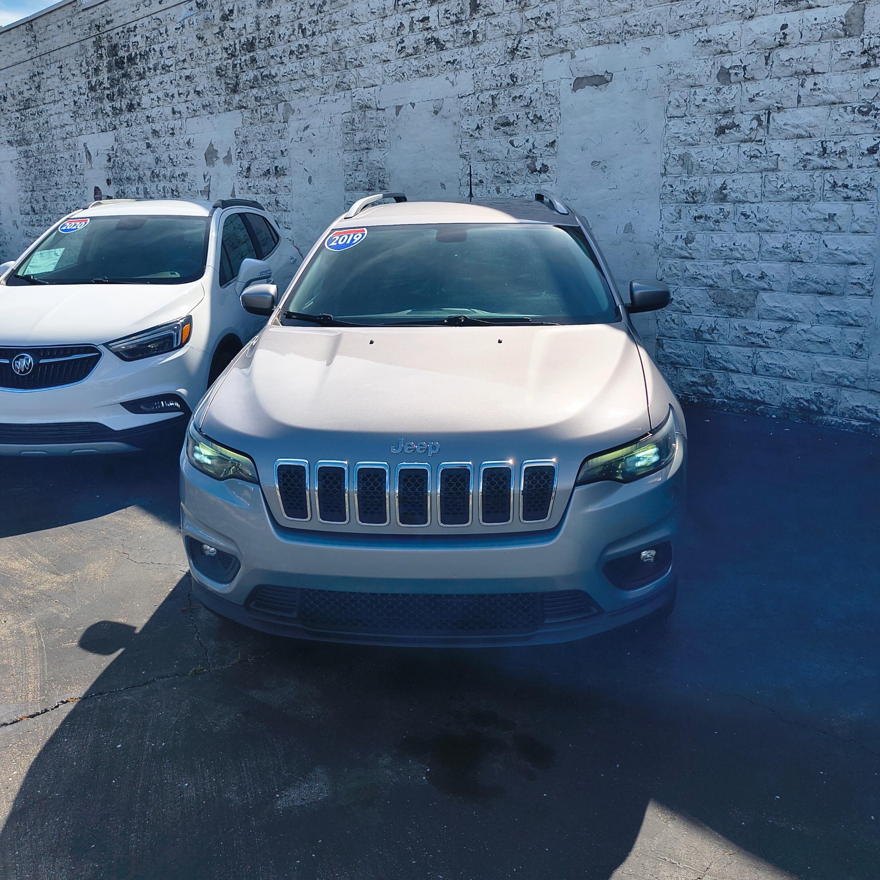 Used 2019 Jeep Cherokee Latitude with VIN 1C4PJMCXXKD309076 for sale in Connersville, IN