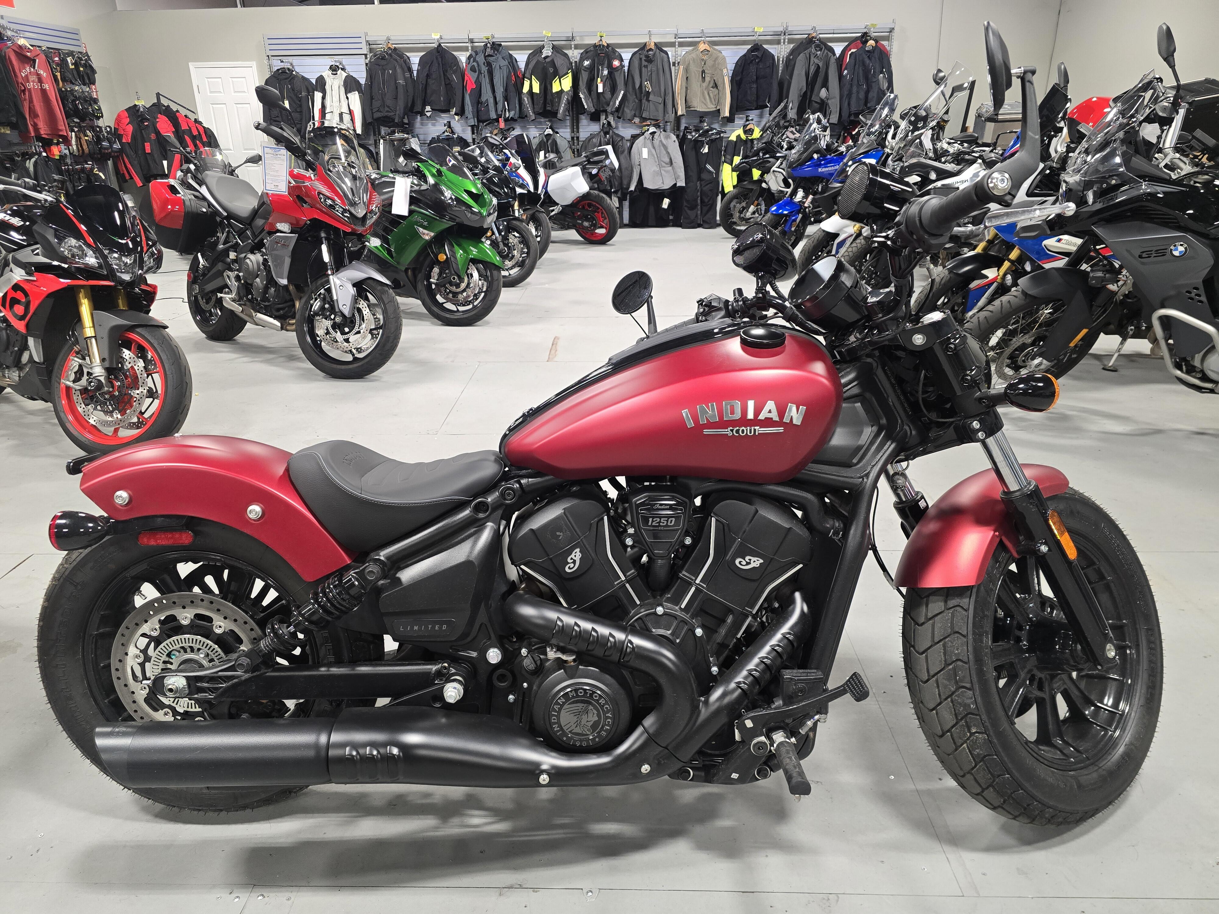 2025 Indian Motorcycle Scout Bobber Ltd + Tech
