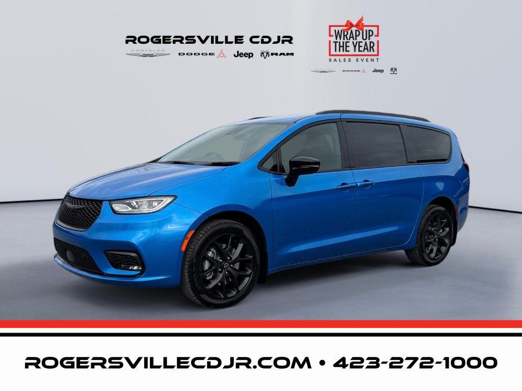 2026 Chrysler Pacifica Select's photo