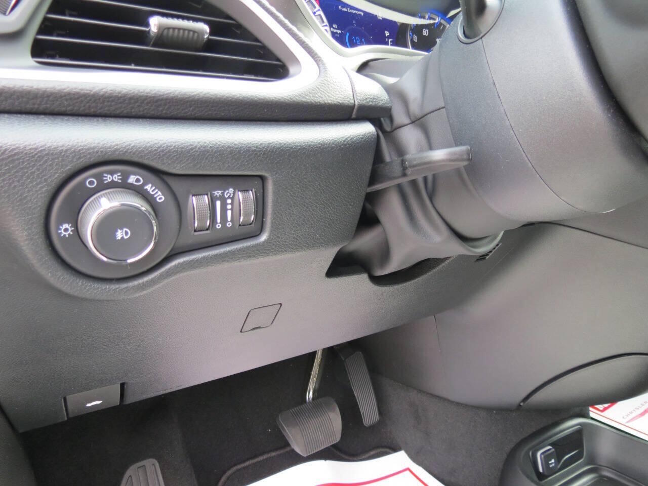 2026 Chrysler Pacifica Select - Photo 12