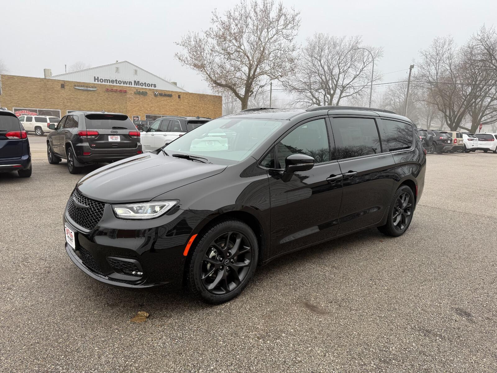 2026 Chrysler Pacifica Select's photo