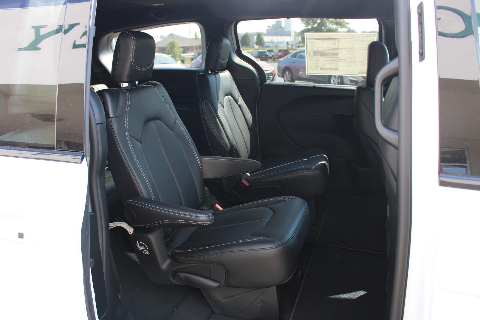 2026 Chrysler Pacifica Select - Photo 25