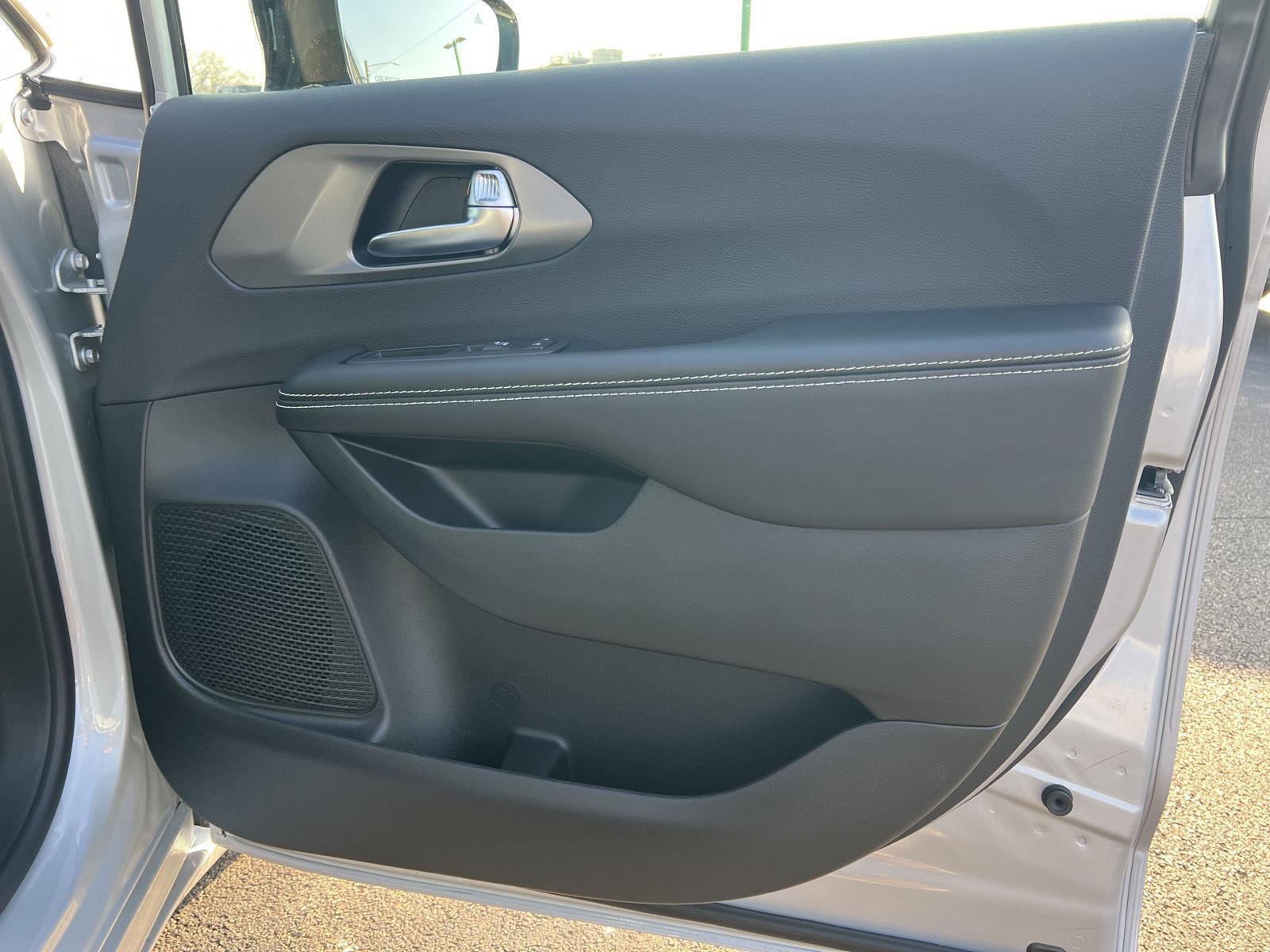 2026 Chrysler Voyager LX - Photo 13