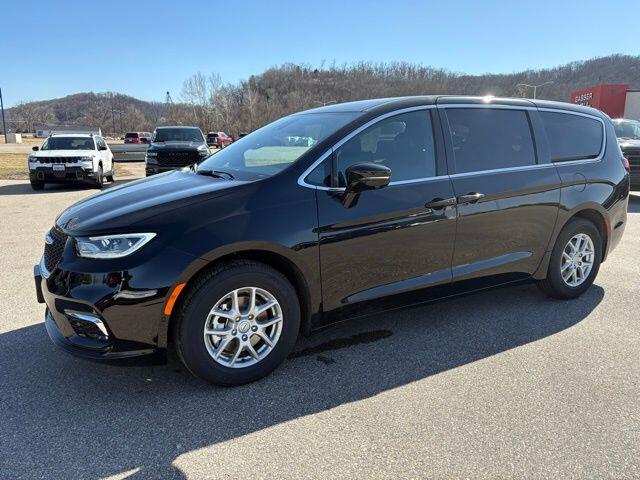 2026 Chrysler Pacifica Select's photo