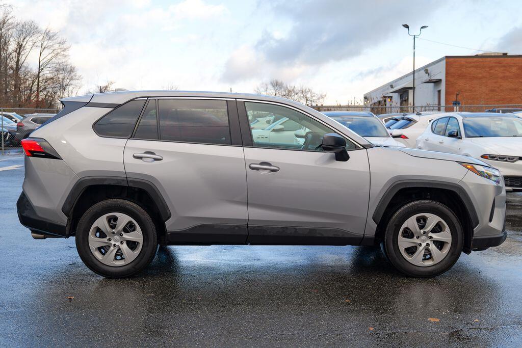 2024 Toyota RAV4 LE - Photo 8