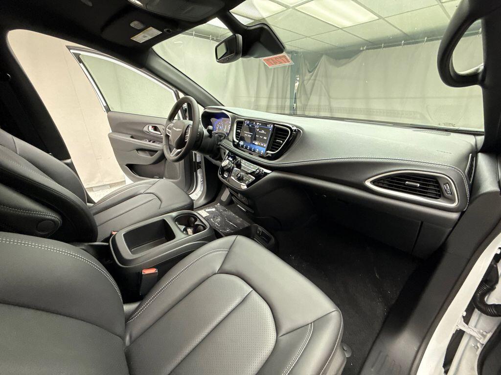 2026 Chrysler Pacifica Select - Photo 19
