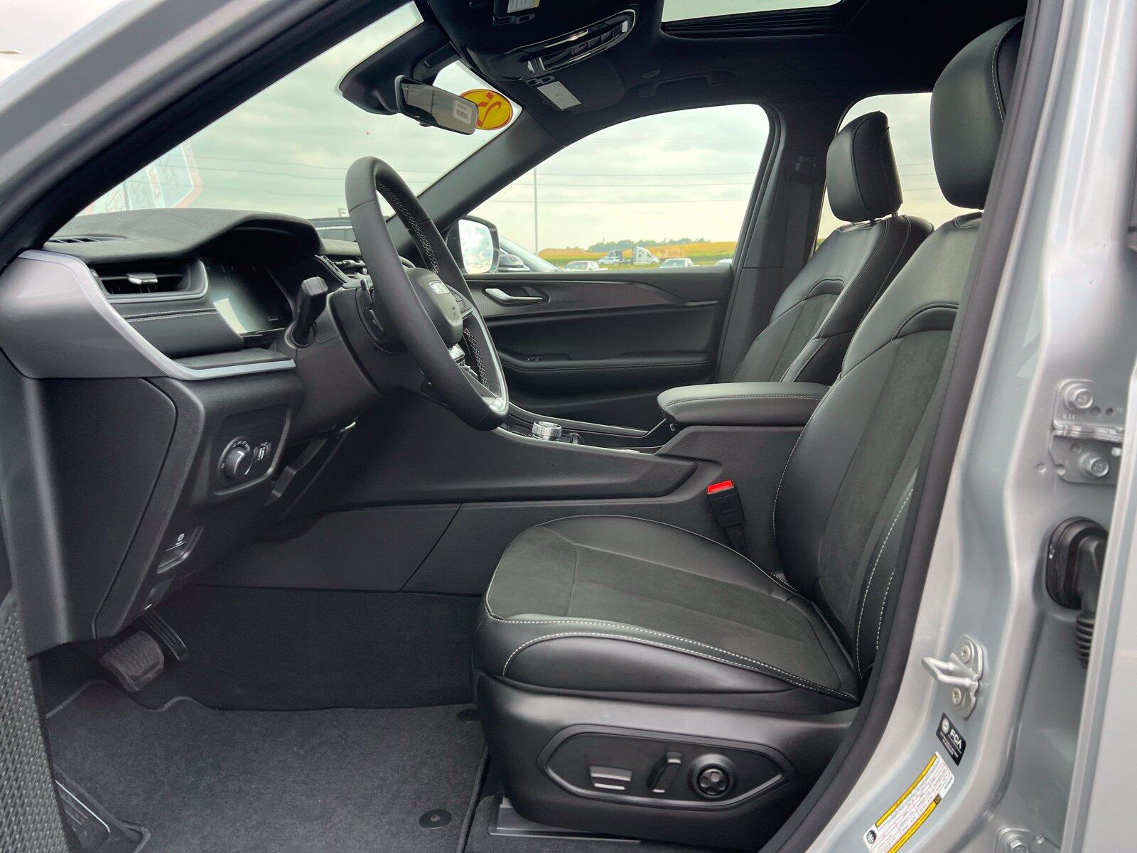 2025 Jeep Grand Cherokee Altitude - Photo 17