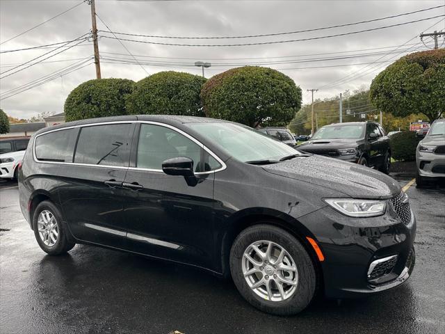 2026 Chrysler Pacifica Select's photo