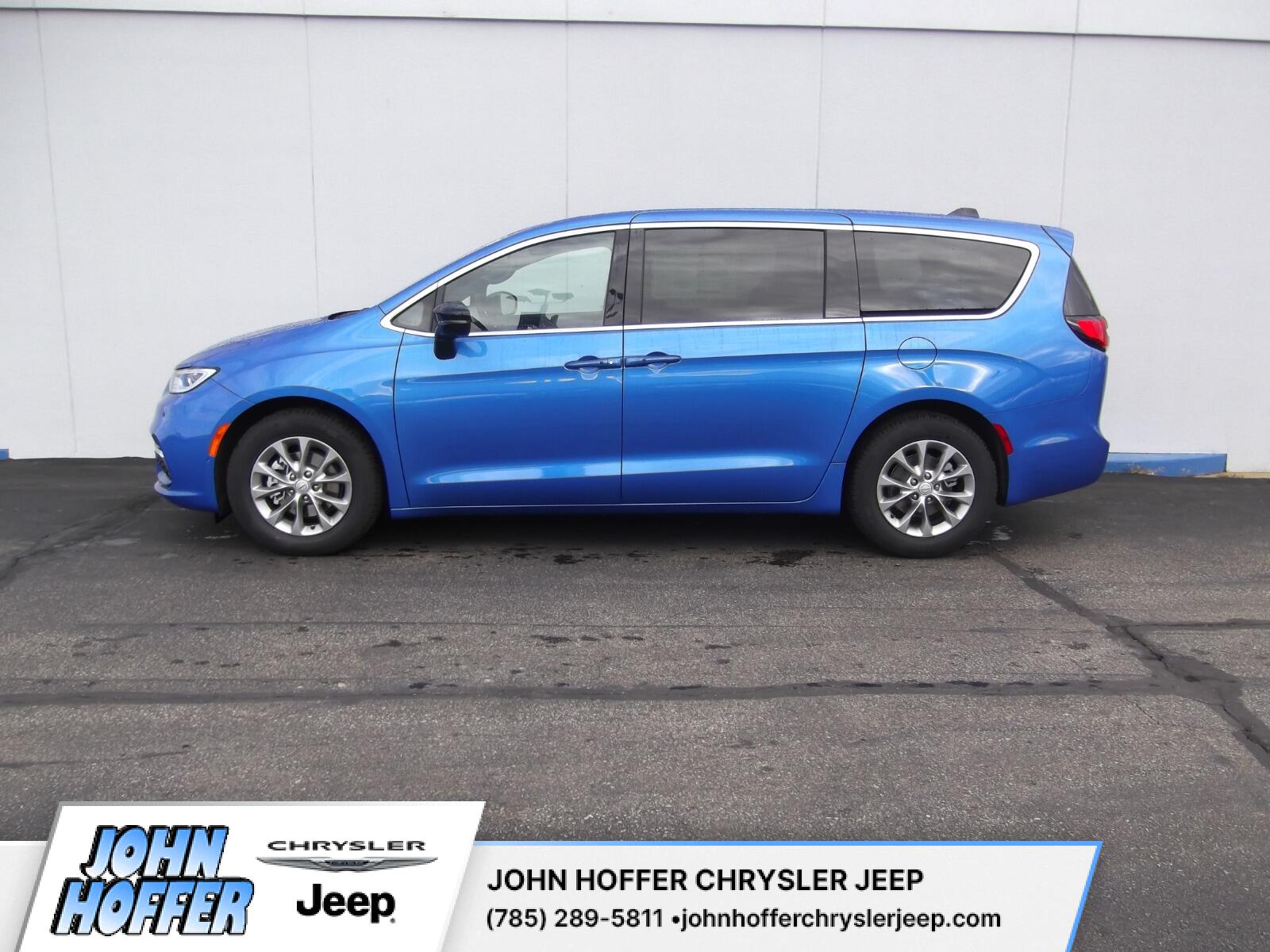 2026 Chrysler Pacifica Limited's photo