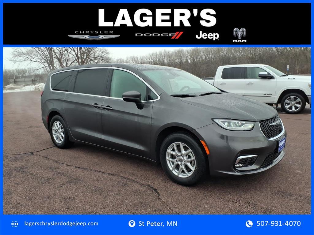 2023 Chrysler Pacifica Touring L's photo