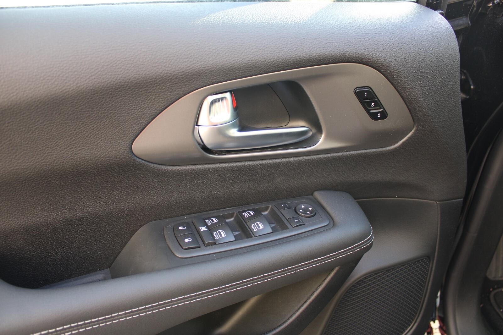 2026 Chrysler Pacifica Select - Photo 9