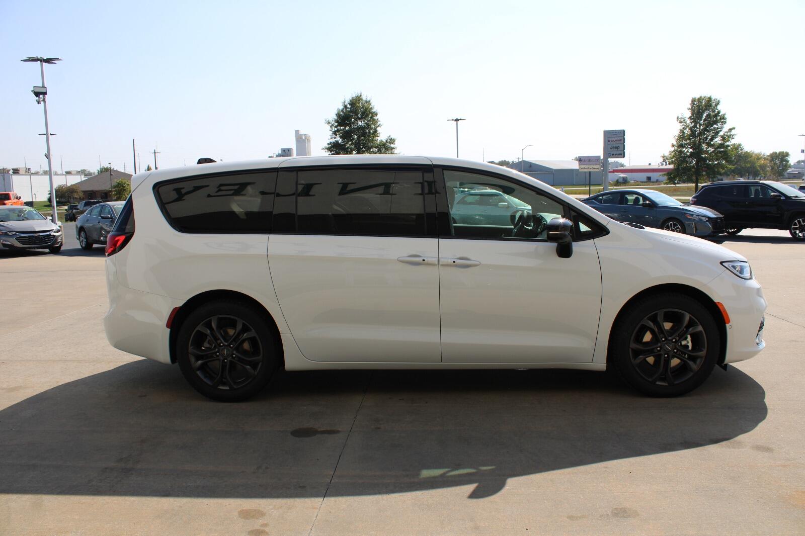 2026 Chrysler Pacifica Select - Photo 6