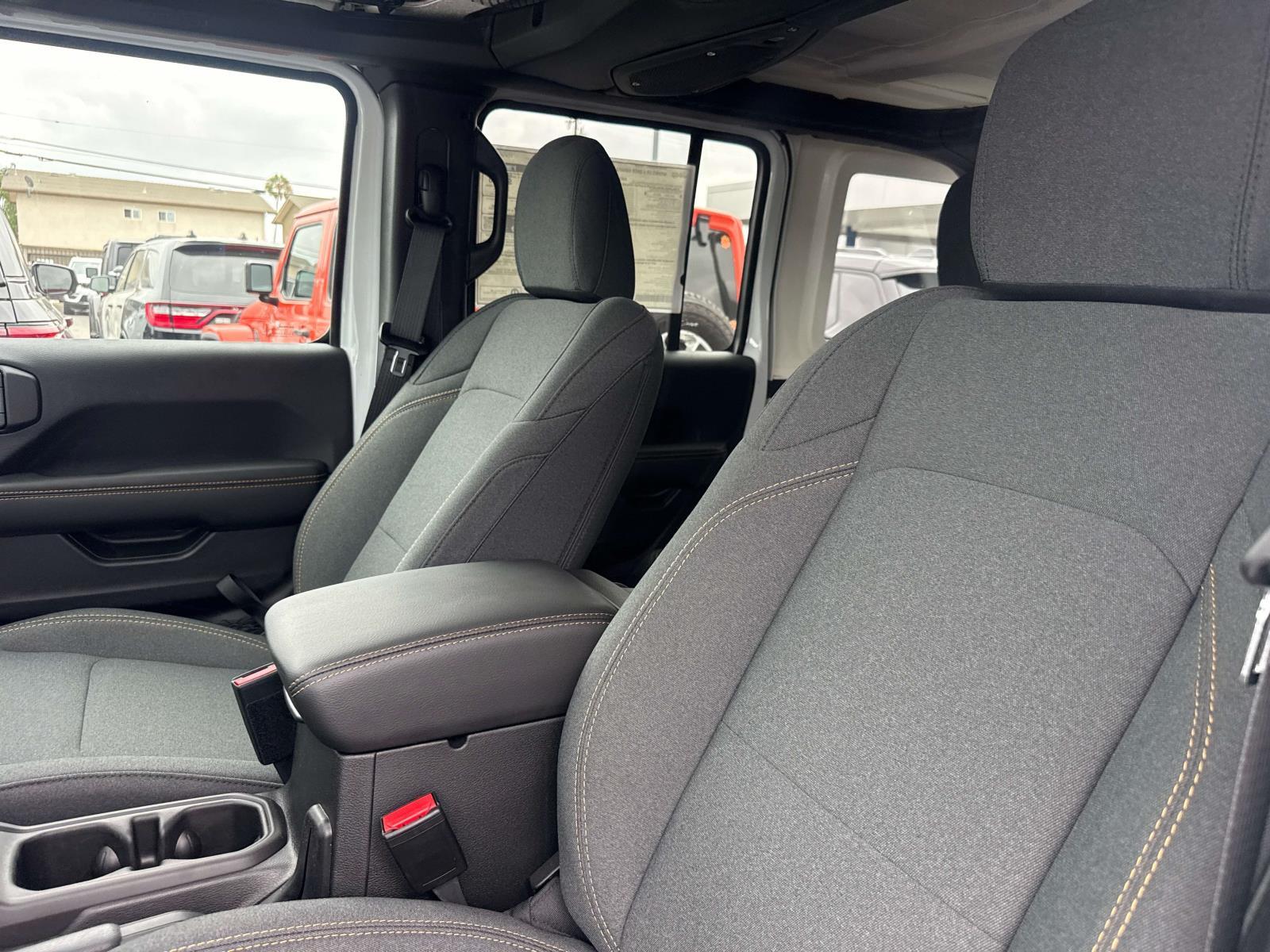 2025 Jeep Wrangler 4-Door Sahara - Photo 23