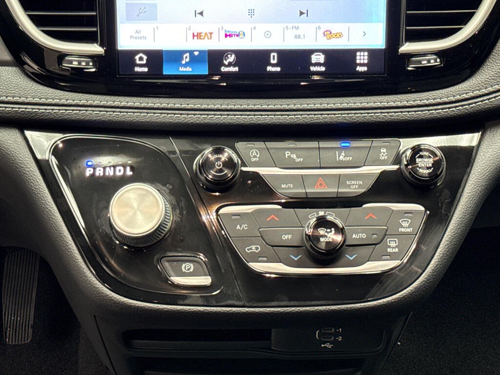2026 Chrysler Pacifica Select - Photo 11