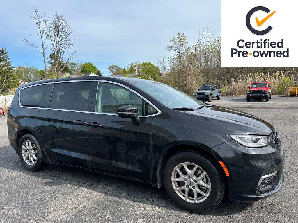 2023 Chrysler Pacifica Touring L's photo
