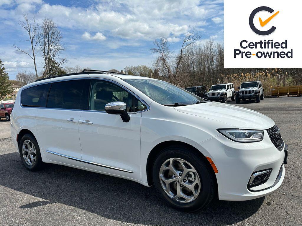 2023 Chrysler Pacifica Limited's photo