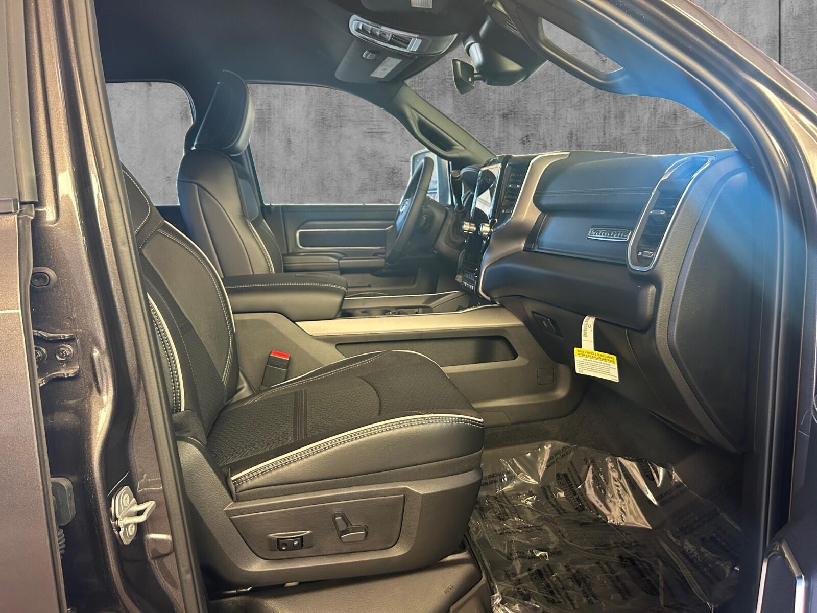2026 RAM 3500 Laramie - Photo 15