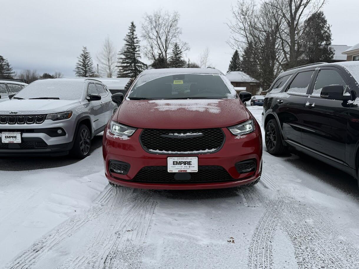 2026 Chrysler Pacifica Select's photo