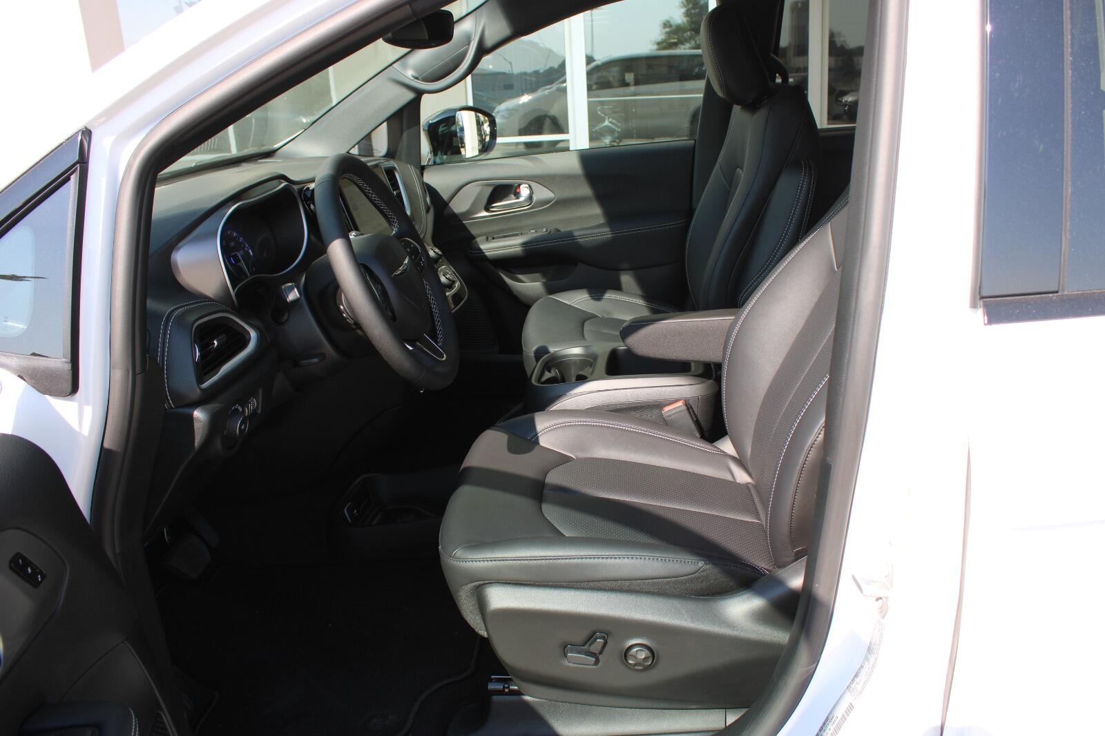 2026 Chrysler Pacifica Select - Photo 13