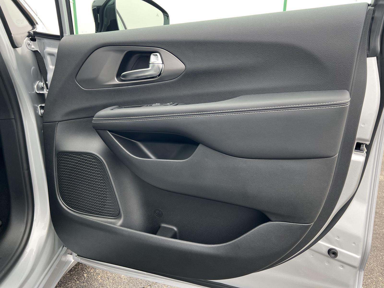 2026 Chrysler Voyager LX - Photo 13