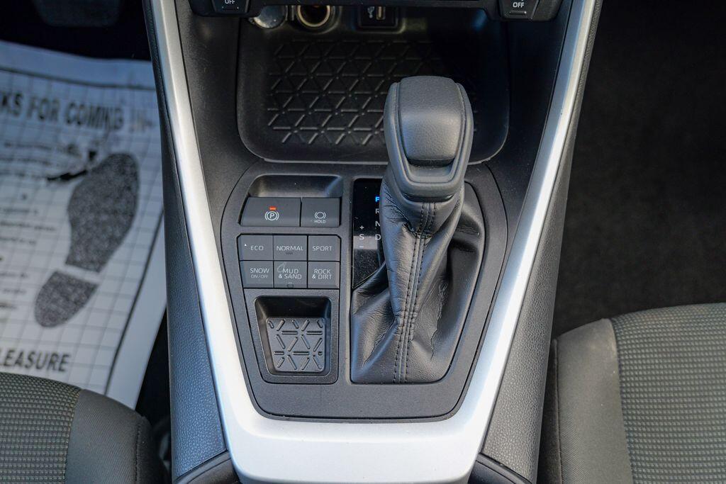 2024 Toyota RAV4 LE - Photo 42