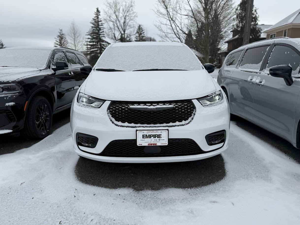 2026 Chrysler Pacifica Select's photo