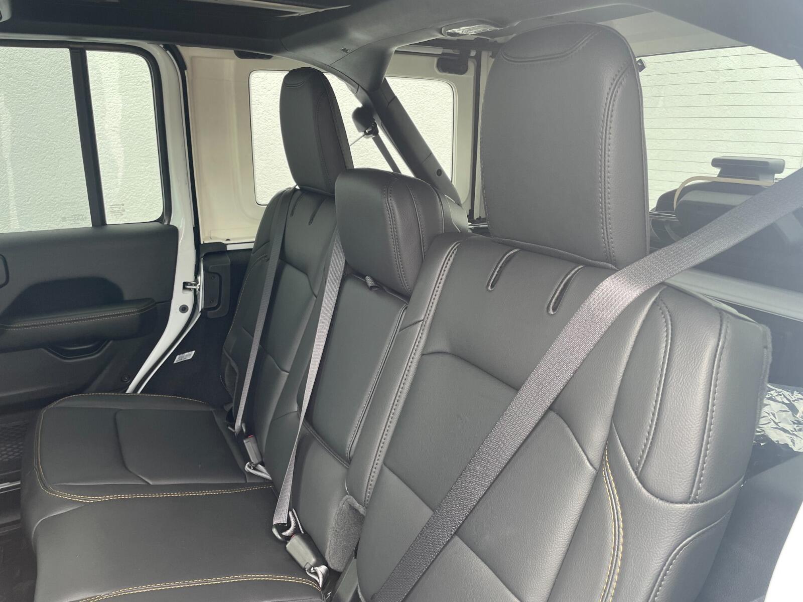 2025 Jeep Wrangler 4-Door Sahara - Photo 8
