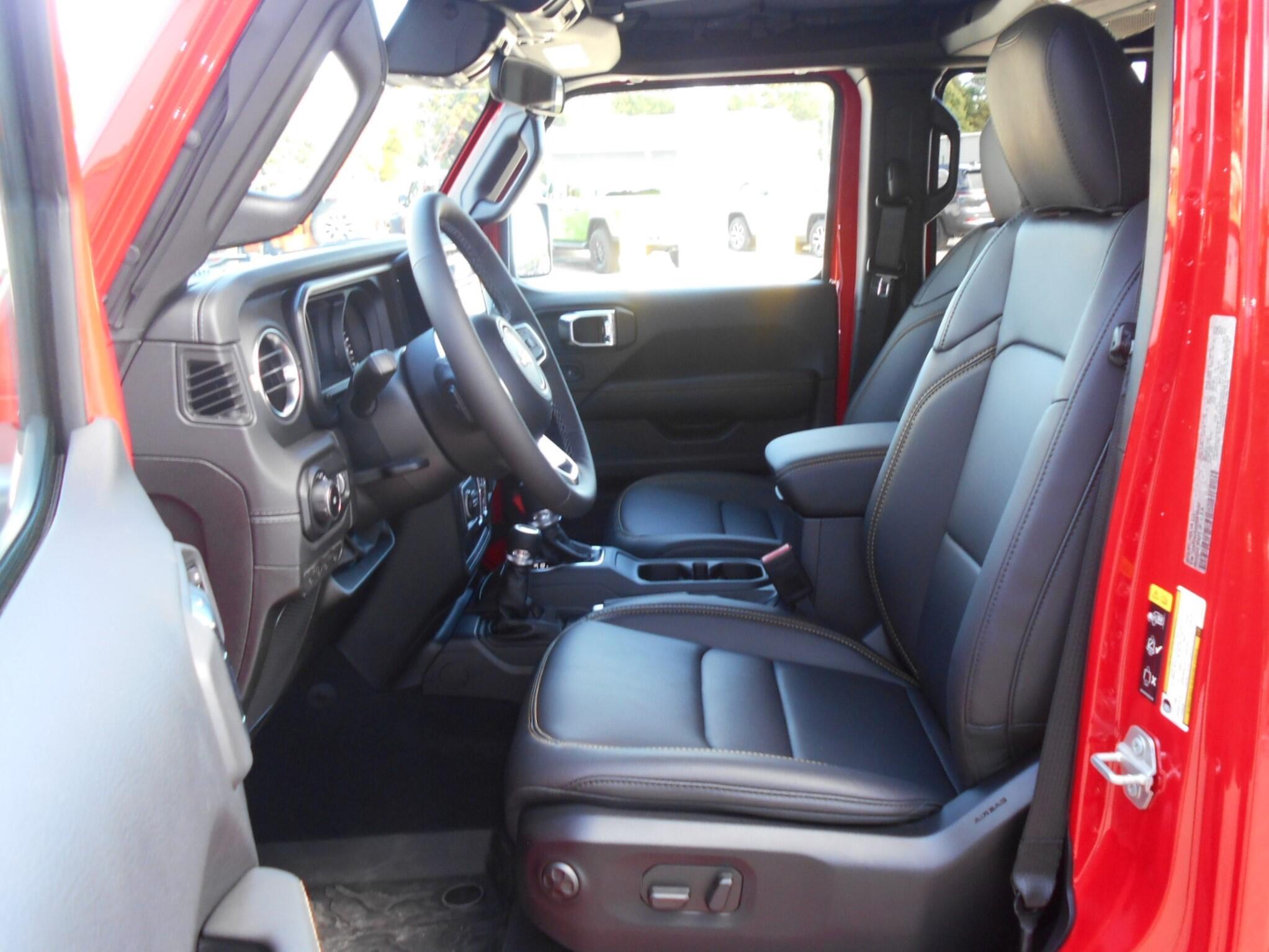 2025 Jeep Wrangler 4-Door Sahara - Photo 6
