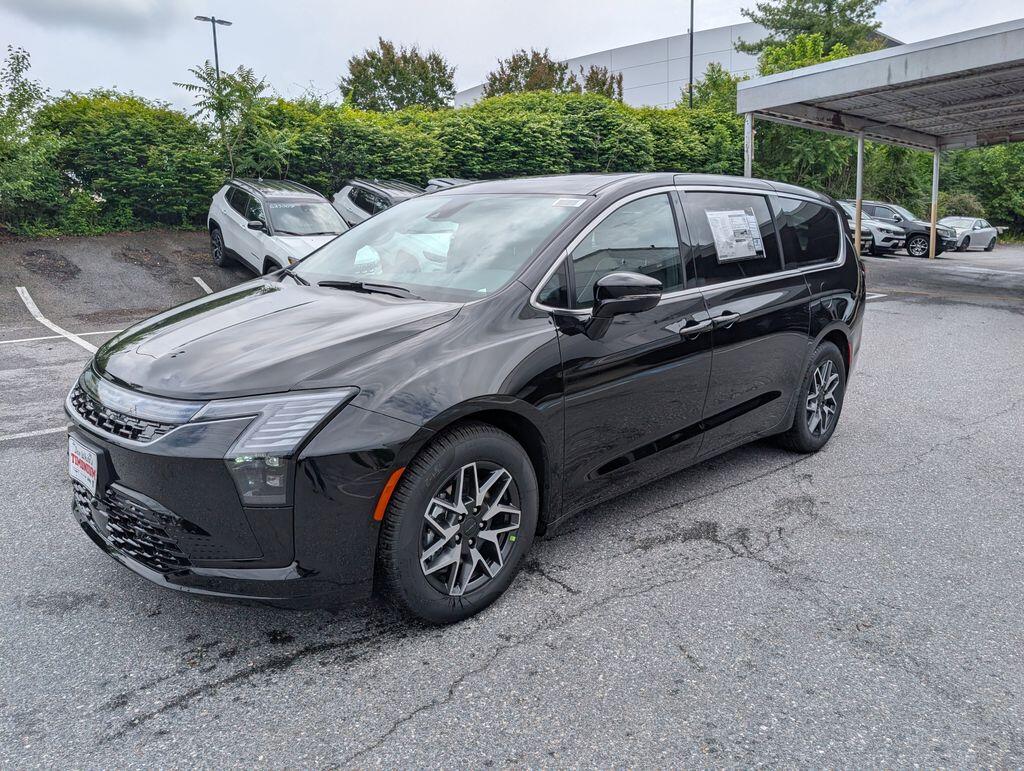 2027 Chrysler Pacifica Limited's photo