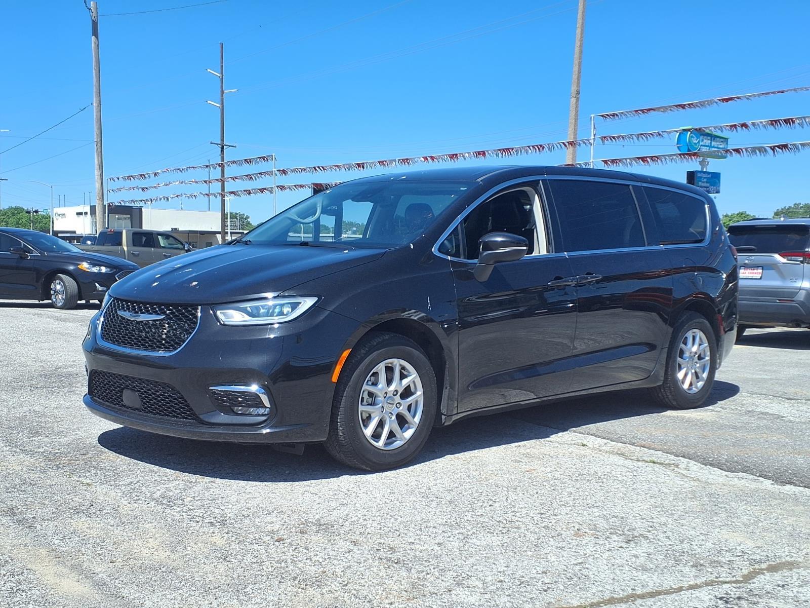 2023 Chrysler Pacifica Touring L's photo