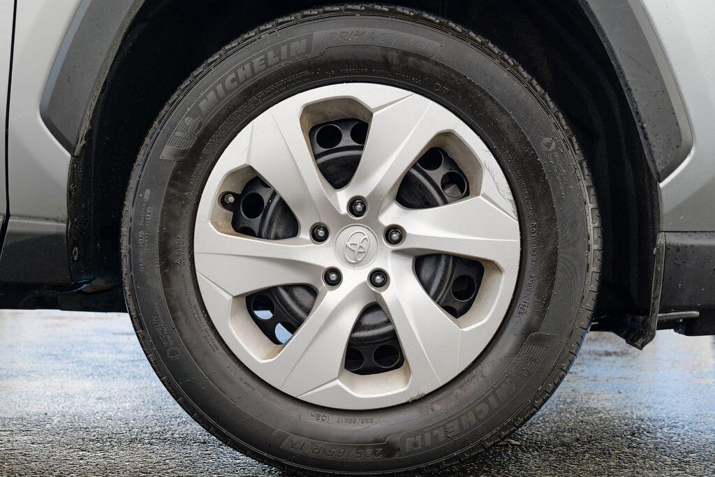 2024 Toyota RAV4 LE - Photo 12
