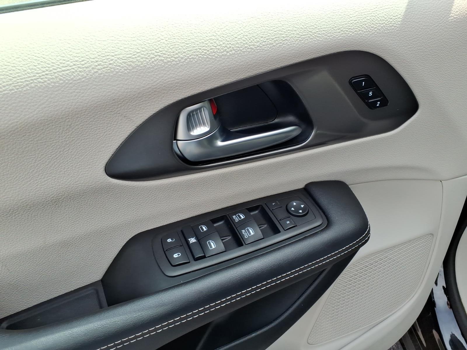 2024 Chrysler Pacifica Touring L - Photo 12