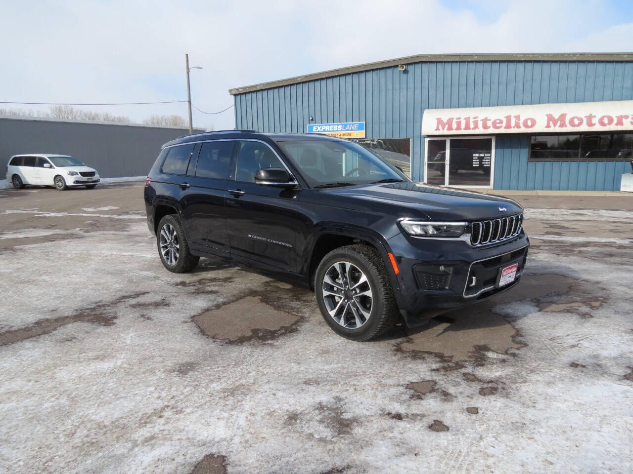 Used 2024 Jeep Grand Cherokee L Overland with VIN 1C4RJKDG3R8921778 for sale in Fairmont, Minnesota