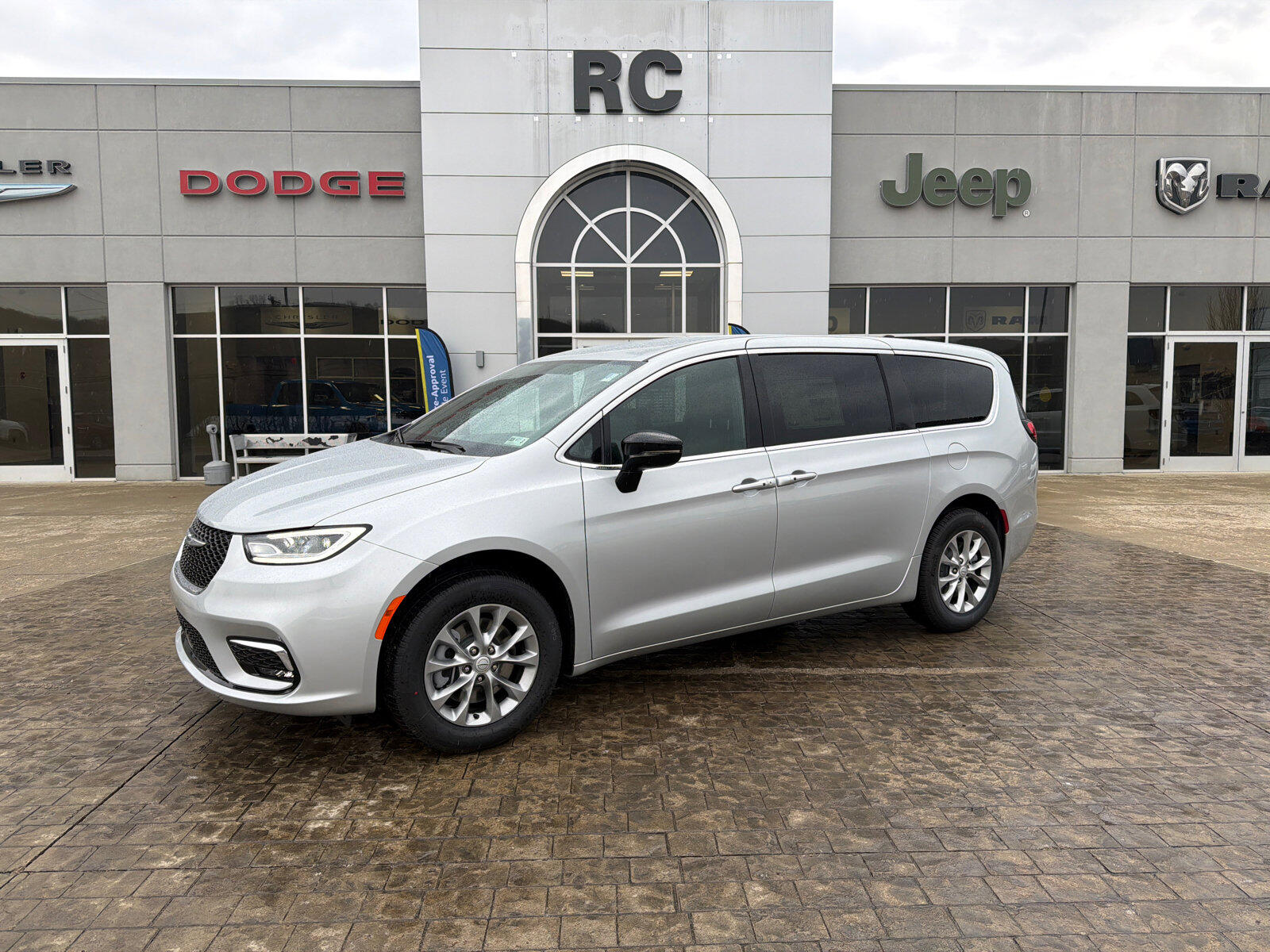 2026 Chrysler Pacifica Select AWD's photo