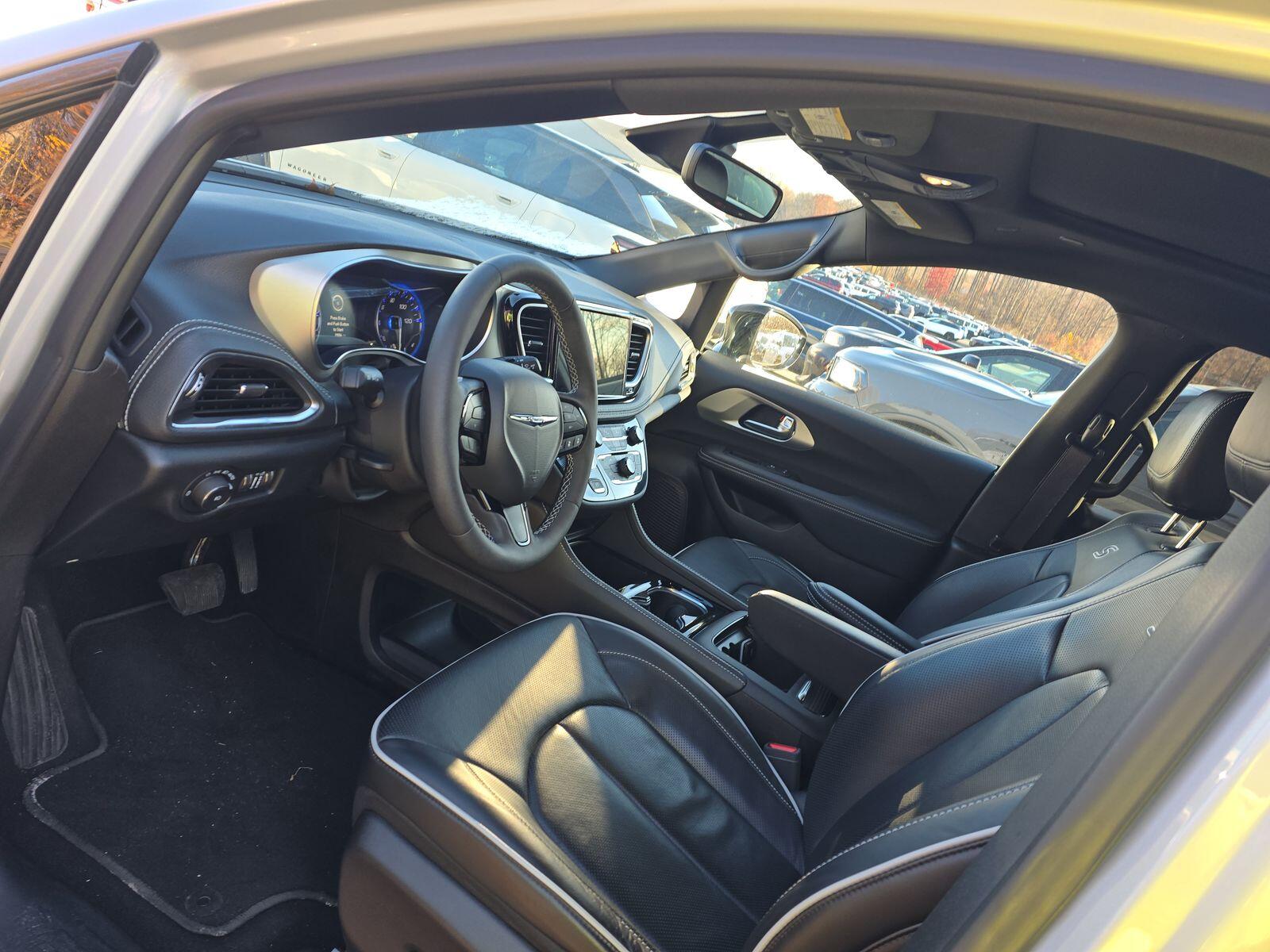 2024 Chrysler Pacifica Limited AWD's photo