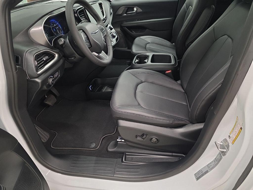 2026 Chrysler Pacifica Select - Photo 13