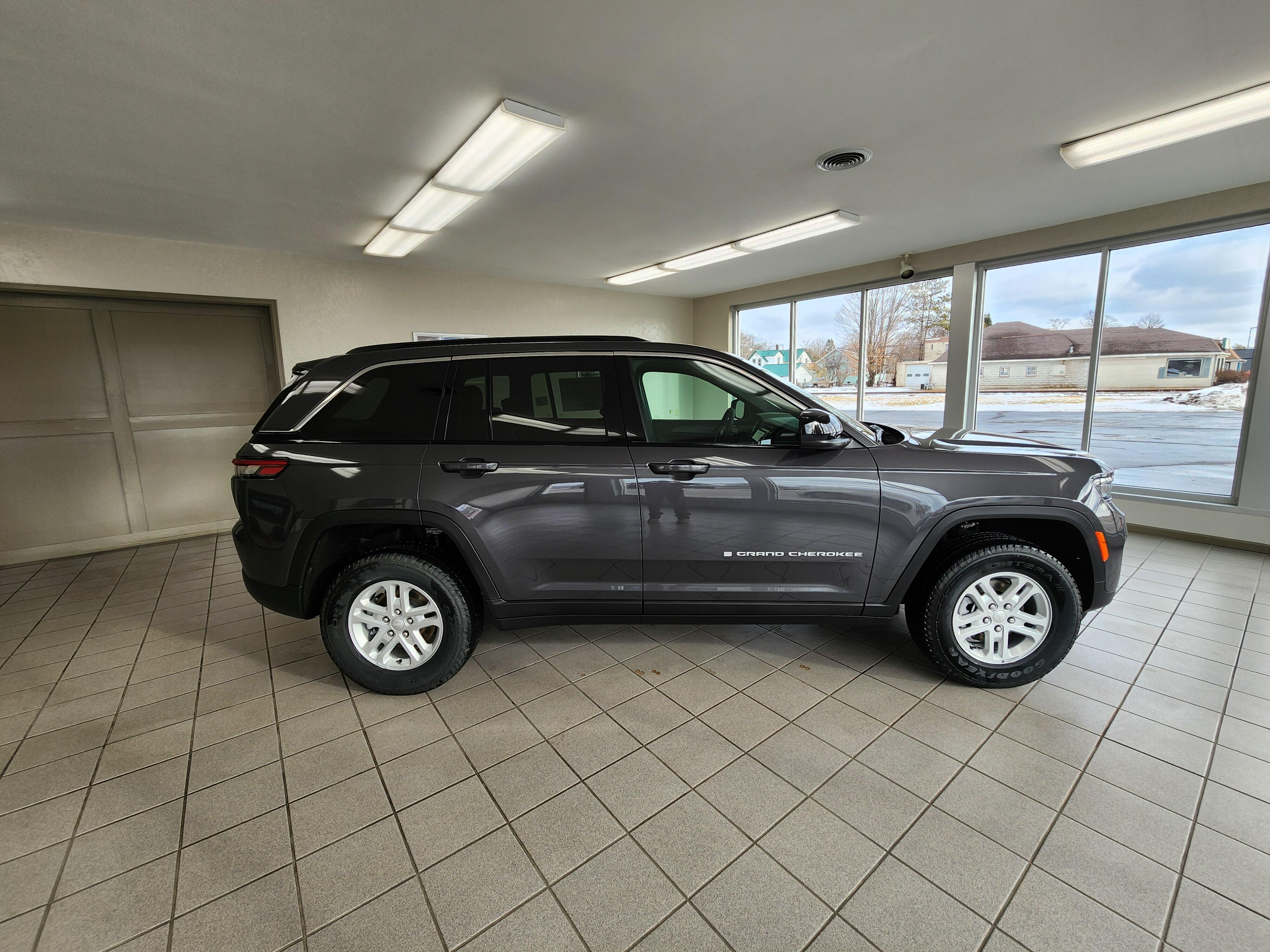 2025 Jeep Grand Cherokee Laredo's photo