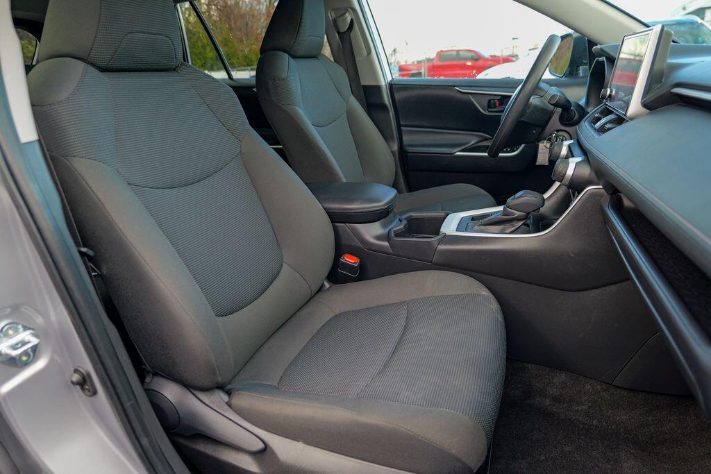 2024 Toyota RAV4 LE - Photo 33
