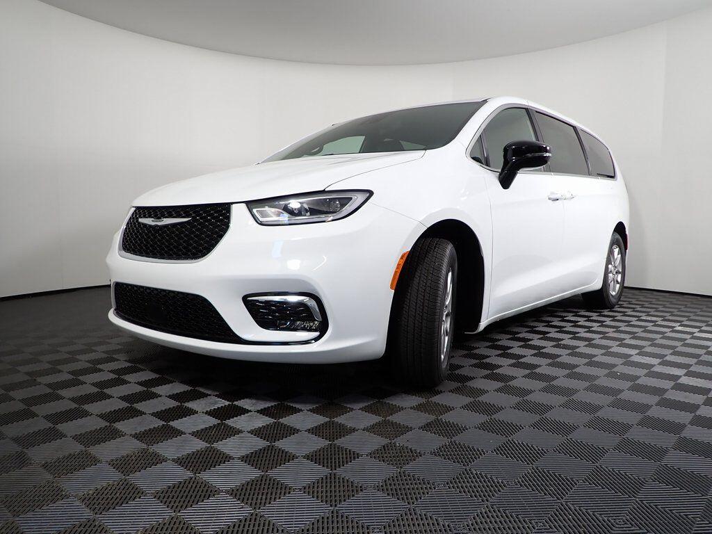 2026 Chrysler Pacifica Select - Photo 9