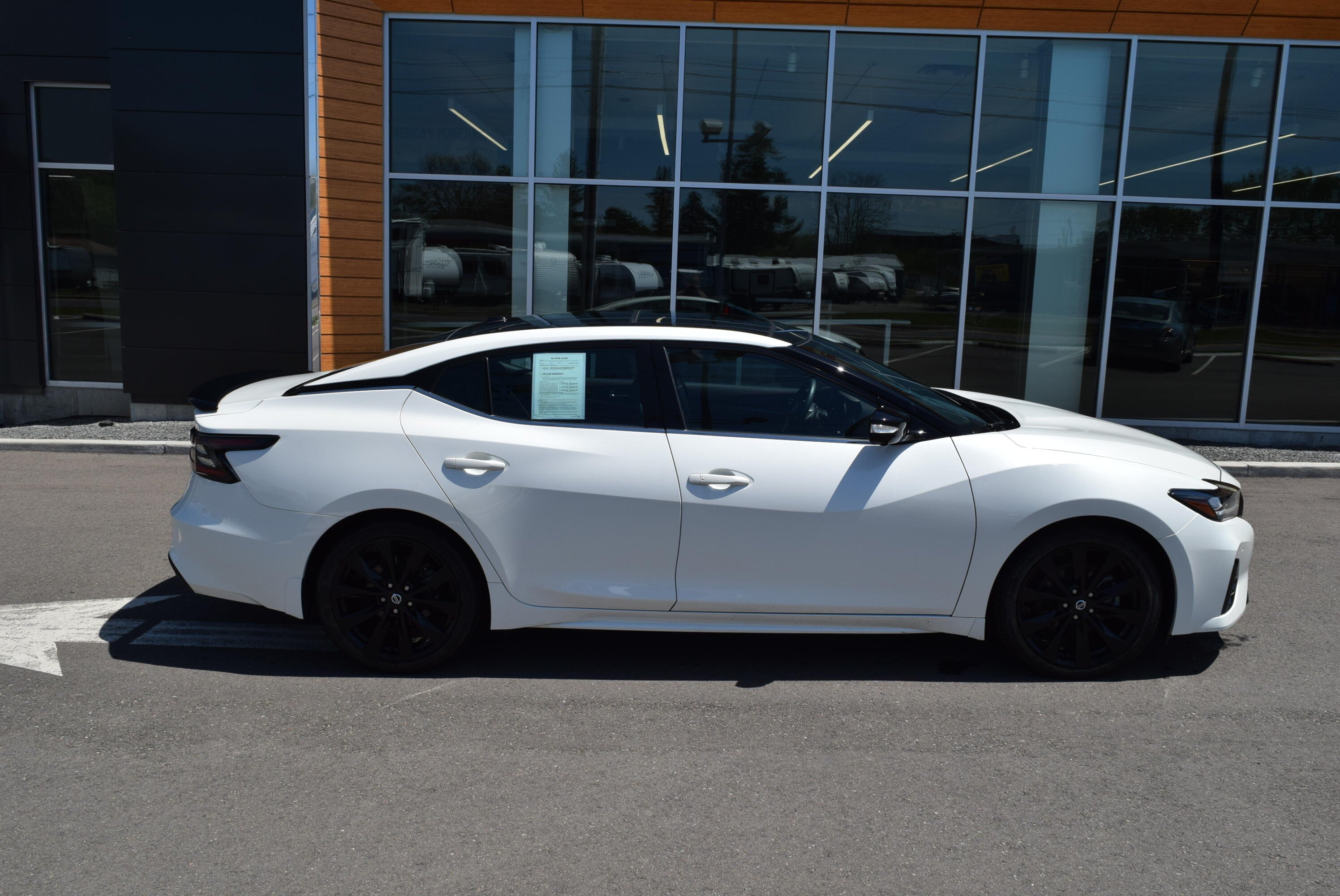 2022 Nissan Maxima SR's photo