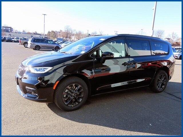 2026 Chrysler Pacifica Select's photo